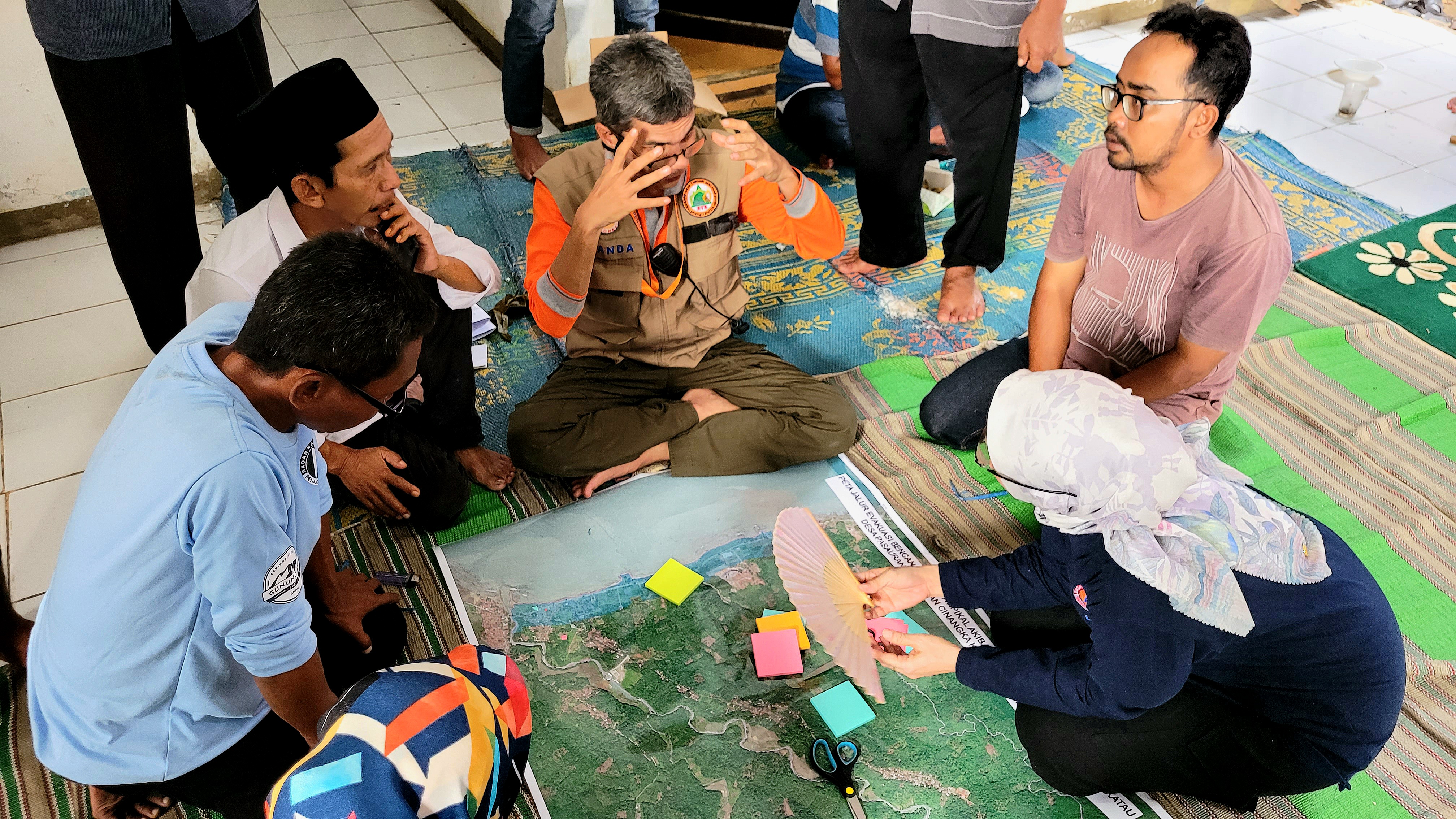 Tim Siaga Bencana didampingi oleh fasilitator nasional dan daerah menyusun peta jalur evakuasi, Rabu (24/5).